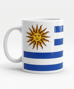 Taza blanca sublimada con el diseño de la bandera de Uruguay y el sol de mayo en el centro sobre fondo blanco