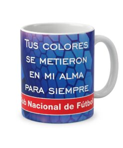Taza con fondo azul que lleva la frase "Tu colores se metieron en mi alma para siempre" y otro nombre que dice "Club Nacional de Futbol"