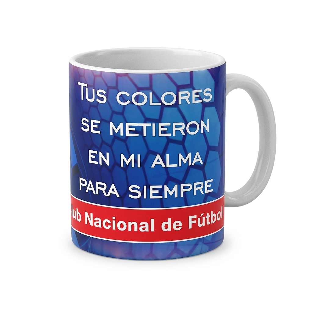 Taza con fondo azul que lleva la frase "Tu colores se metieron en mi alma para siempre" y otro nombre que dice "Club Nacional de Futbol"