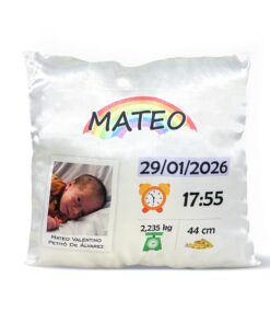 Almohadón tela satinada crema impreso con datos de nacimiento para bebe, incluyendo dibujo, foto bebe, fecha, hora, peso y medida, sobre fondo blanco