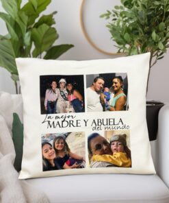 Almohadón personalizado con fotos de una mama con su familia y frase "La mejor mama y abuela del mundo". Sobre un sillón en una sala decorada con plantas