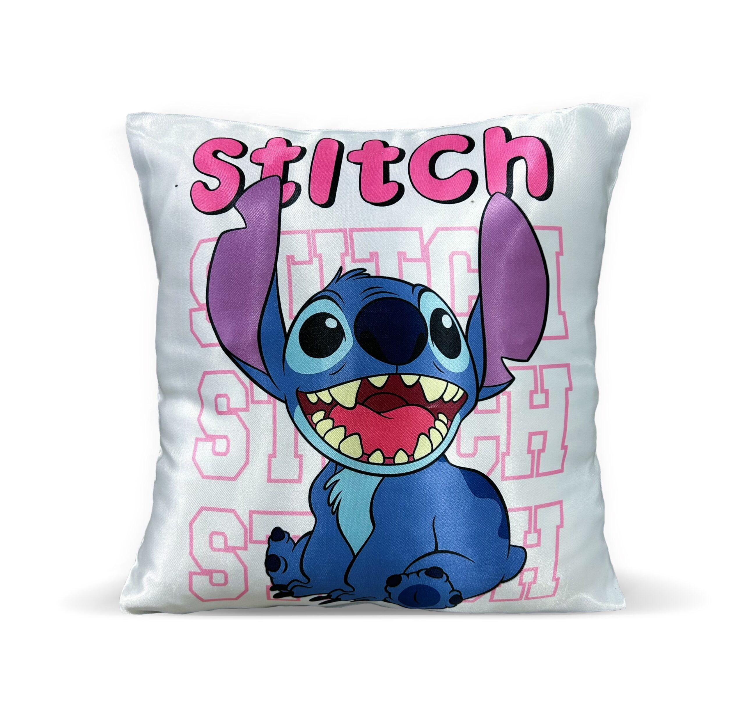 Almohadón tela satinada color blanco impreso con stitch, sobre un fondo blanco