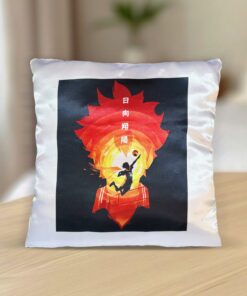 Almohadón satinado blanco personalizado con dibujo anime de alta definición, apoyado sobre una mesa madera.
