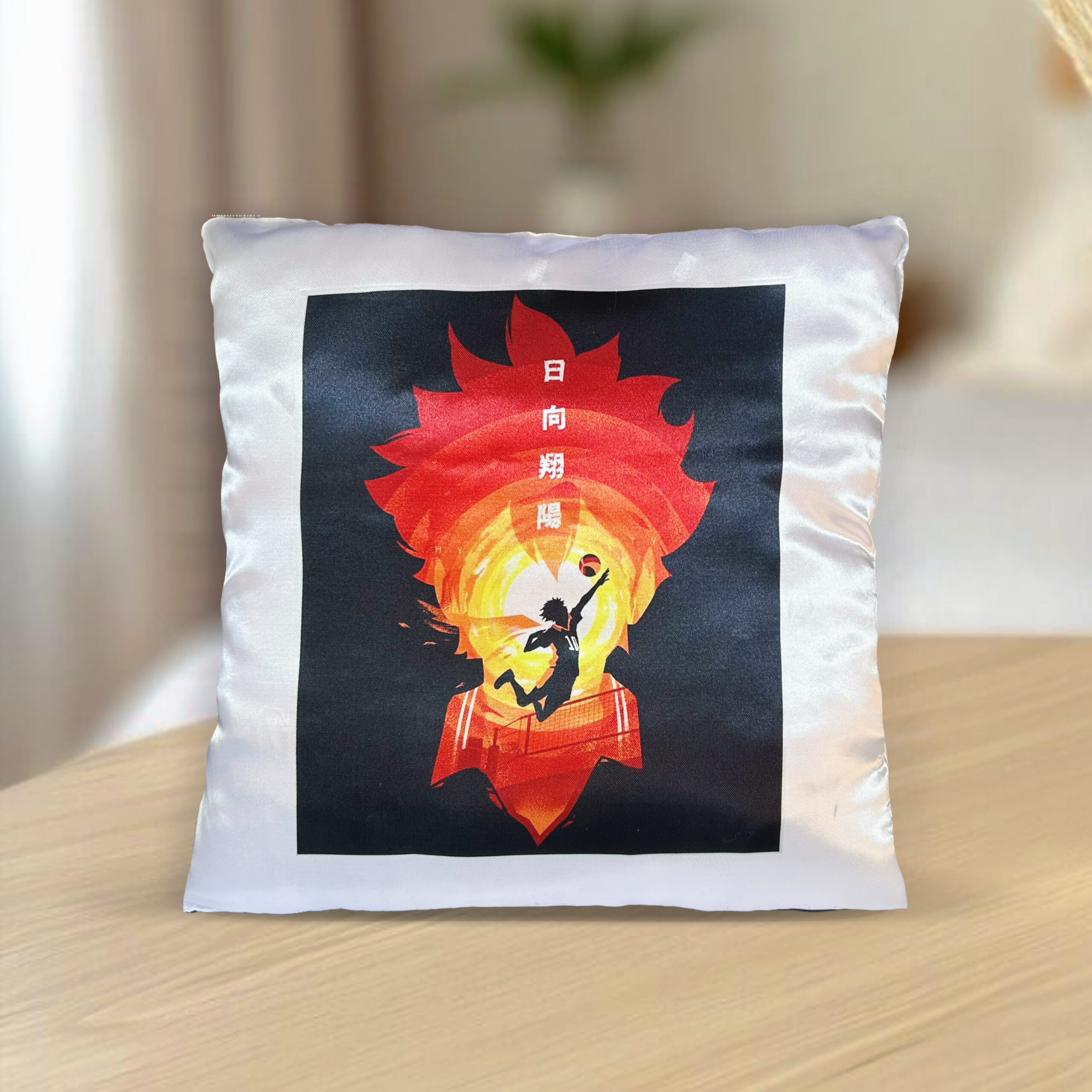 Almohadón satinado blanco personalizado con dibujo anime de alta definición, apoyado sobre una mesa madera.