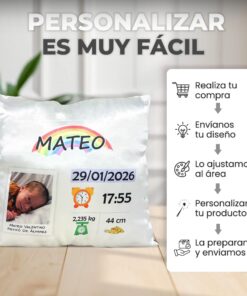 Infografía de fondo interior que muestra un almohadón personalizado de nacimiento con datos de bebe y su foto, listando cinco pasos sencillos para realizar la compra.