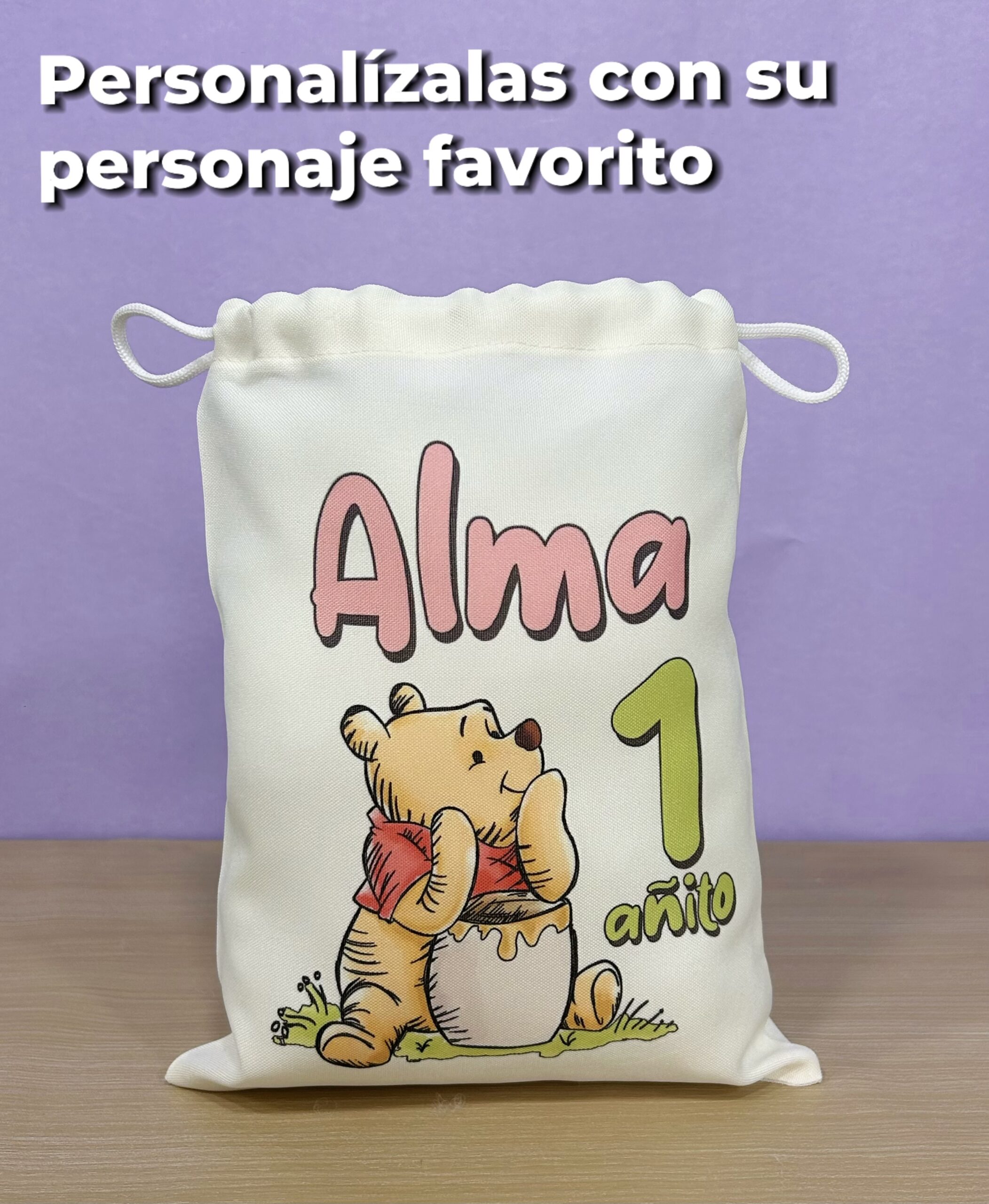 Bolsita personalizada de Winnie Pooh con el texto promocional Personalízalas con su personaje favorito.