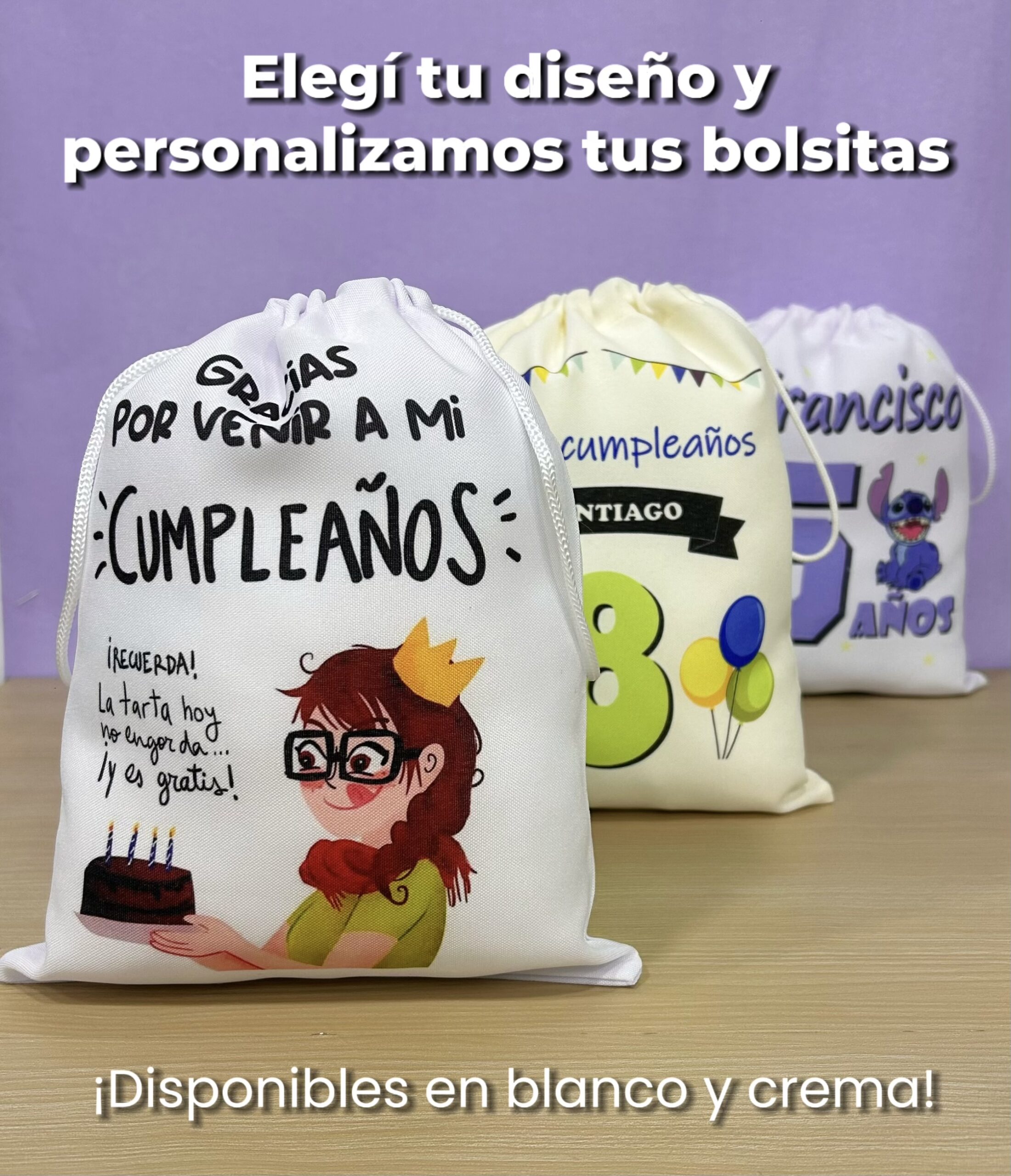 Tres bolsitas de tela en fila mostrando opciones en colores blanco y crema con el texto Elegí tu diseño y personalizamos tus bolsitas.