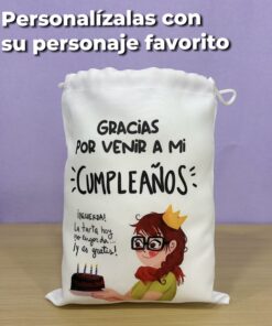 Bolsita blanca de tela impresa con agradecimiento de cumpleaños e ilustración de pastel en fondo lila con el texto promocional Personalízalas con su diseño favorito