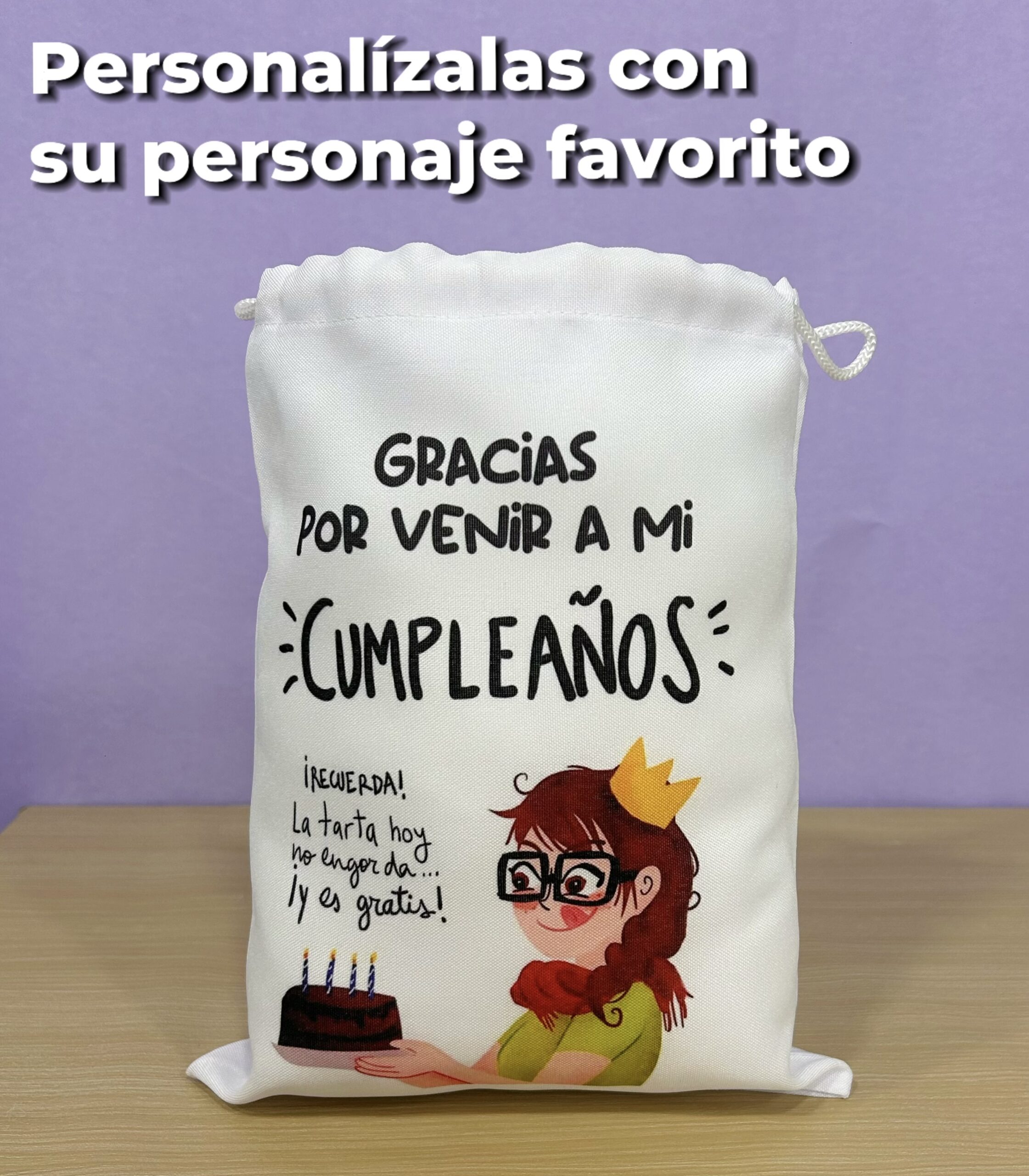 Bolsita blanca de tela impresa con agradecimiento de cumpleaños e ilustración de pastel en fondo lila con el texto promocional Personalízalas con su diseño favorito