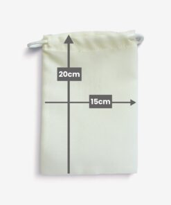 Esquema indicando dimensiones de 15 cm de ancho por 20 cm de alto sobre una bolsita de tela crema con cordón ajustable.