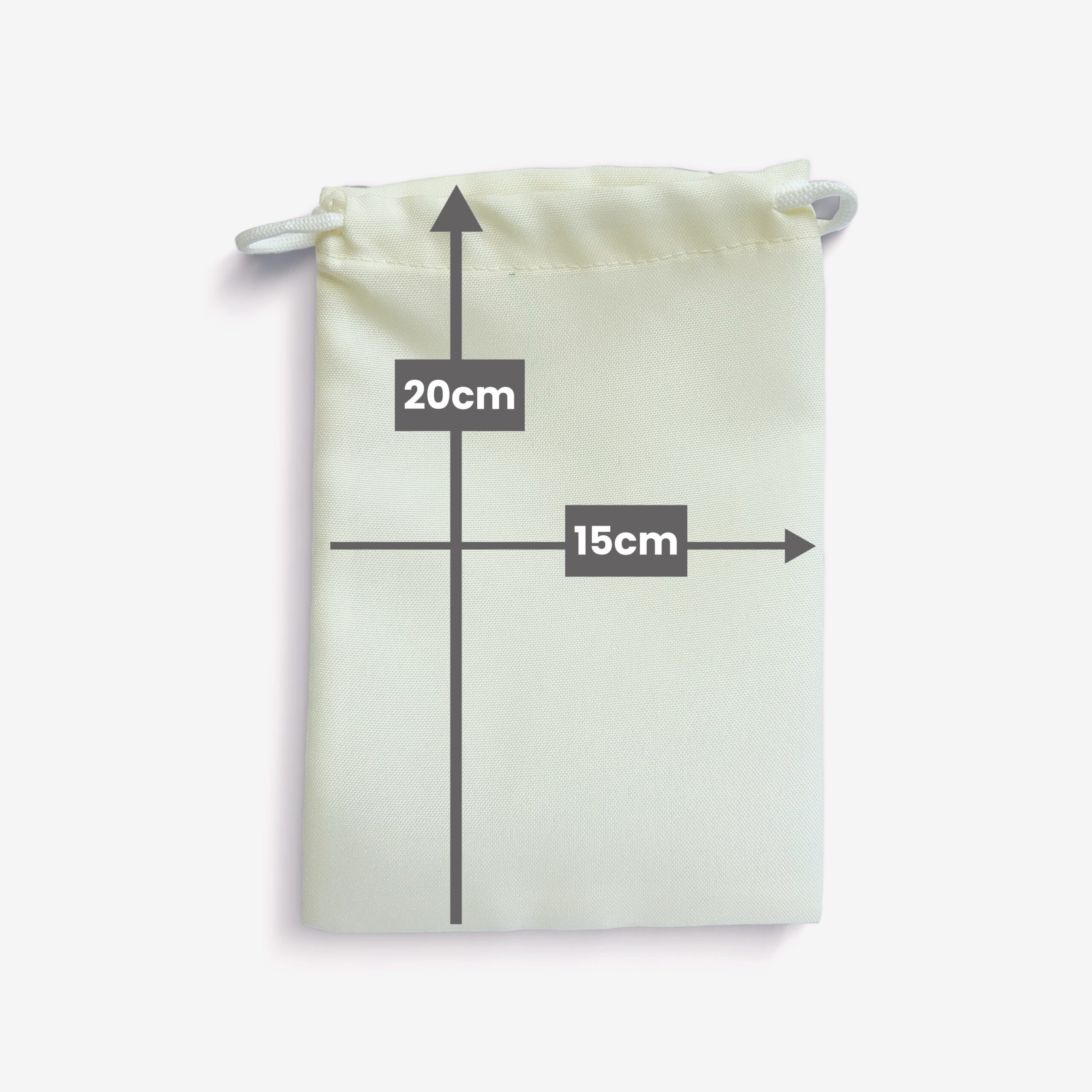 Esquema indicando dimensiones de 15 cm de ancho por 20 cm de alto sobre una bolsita de tela crema con cordón ajustable.