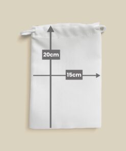Esquema indicando dimensiones de 15 cm de ancho por 20 cm de alto sobre una bolsita de tela blanca con cordón ajustable.