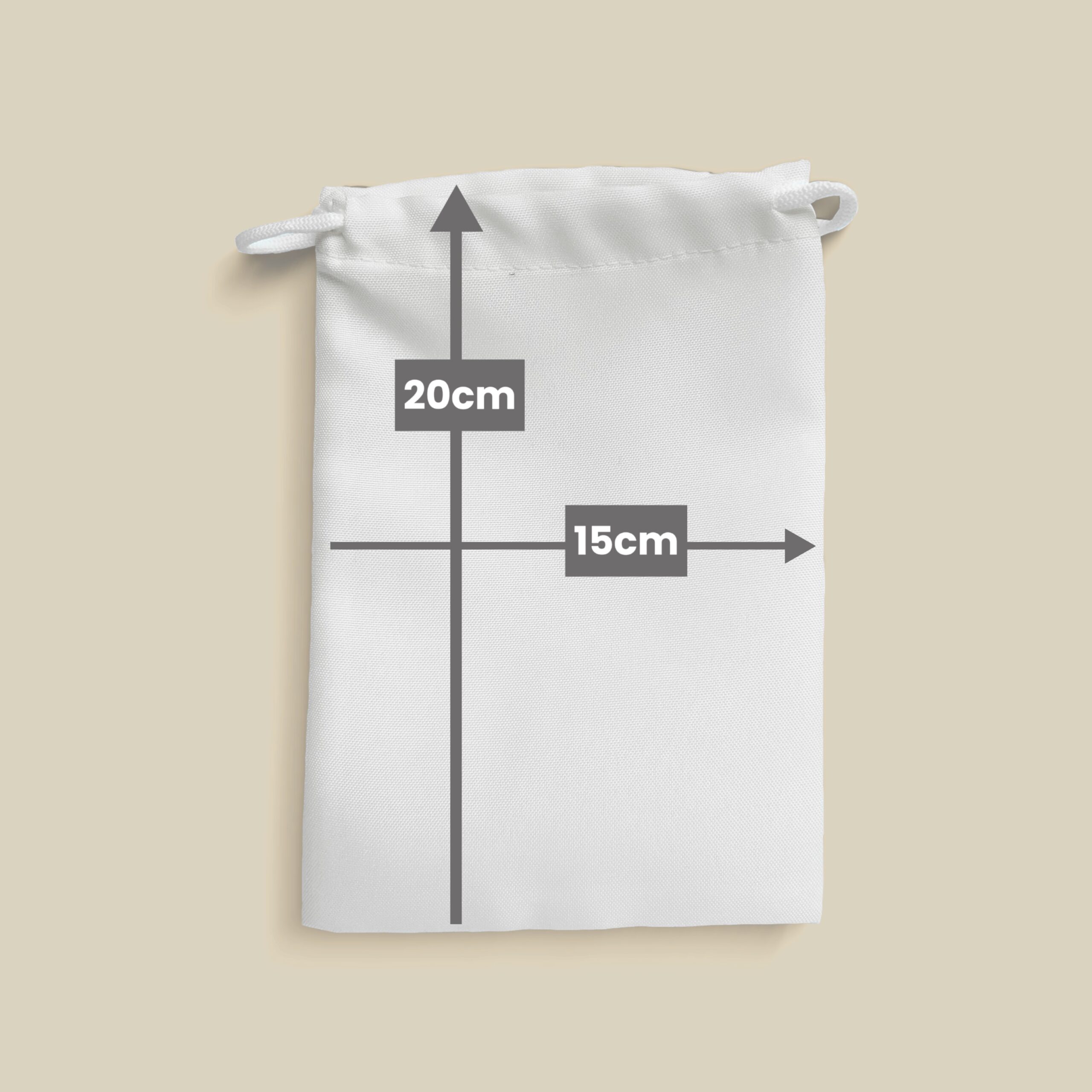 Esquema indicando dimensiones de 15 cm de ancho por 20 cm de alto sobre una bolsita de tela blanca con cordón ajustable.