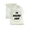 Dos bolsitas de tela en tono crema con cordón, en una de ellas el área para estampado de personalizado.