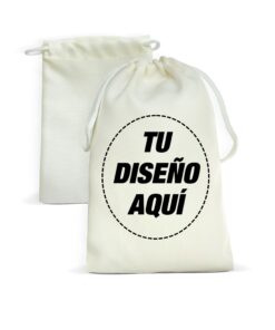 Dos bolsitas de tela en tono crema con cordón, en una de ellas el área para estampado de personalizado.